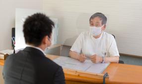 飛沫防止パネルを設置した診察